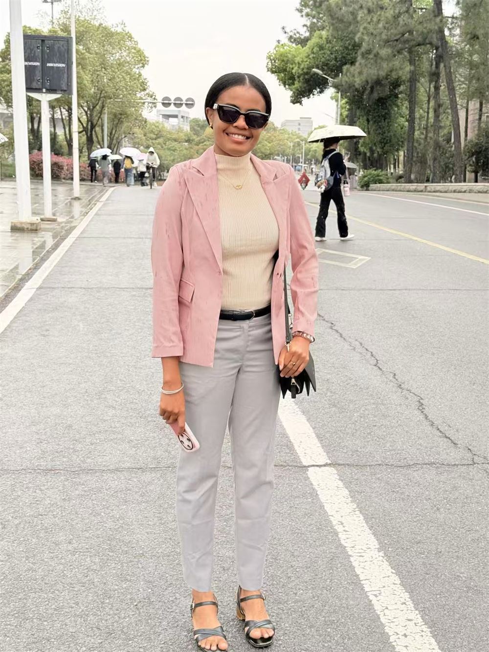 Marie Francia Ravo sur un campus universitaire chinois